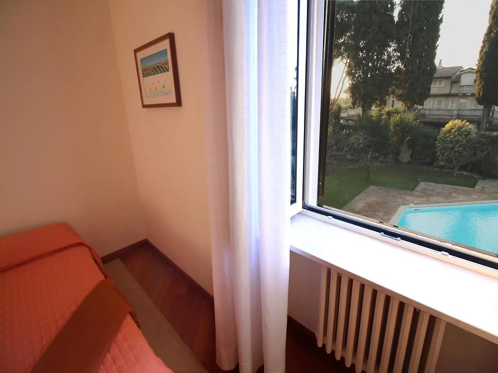 Fratelli Maristi Villa 0*, Rome